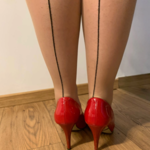 Czarne klasyczne szpilki – rozmiar 40, obcas 8 cm – nasycone zapachem mojej dominacji