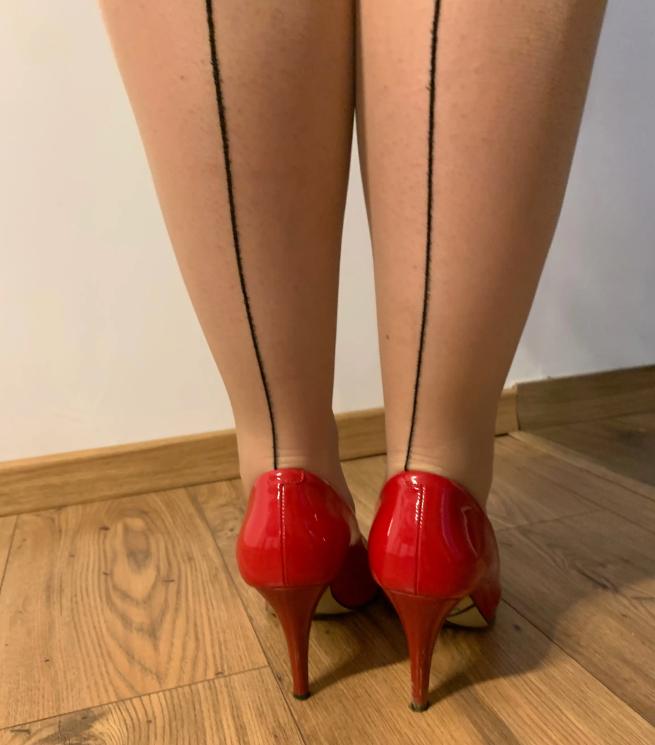 Czarne klasyczne szpilki – rozmiar 40, obcas 8 cm – nasycone zapachem mojej dominacji