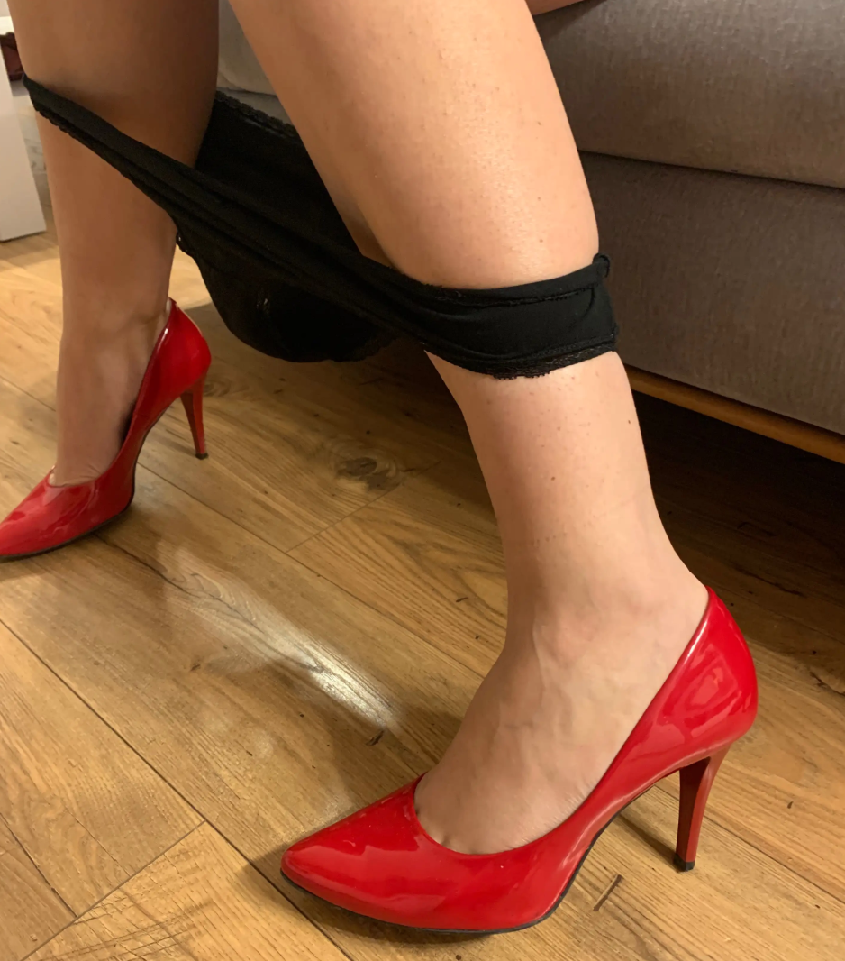 Czarne klasyczne szpilki – rozmiar 40, obcas 8 cm – nasycone zapachem mojej dominacji - obrazek 2